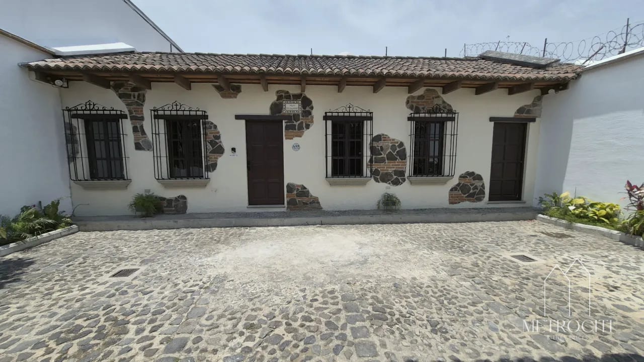 Se renta amplia casa estilo colonial en Antigua Guatemala — Casa en Alquiler en Dentro del Casco, Antigua, Sacatepéquez — foto 1 de 17