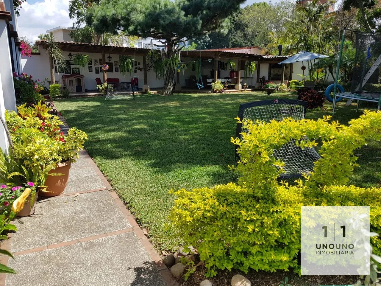 Espectacular propiedad en venta de 5 habitaciones en zona 15 — Casa en Venta en Colonia El Maestro, Zona 15, Guatemala, Ciudad — foto 2 de 11