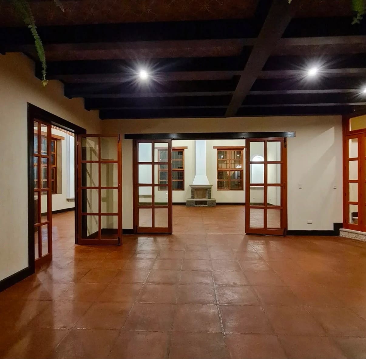 Lujosa Casa de Esquina. Boulevard Principal en Bella Vista Jocotenango — Casa en Venta en Jocotenango, Sacatepéquez — foto 3 de 9