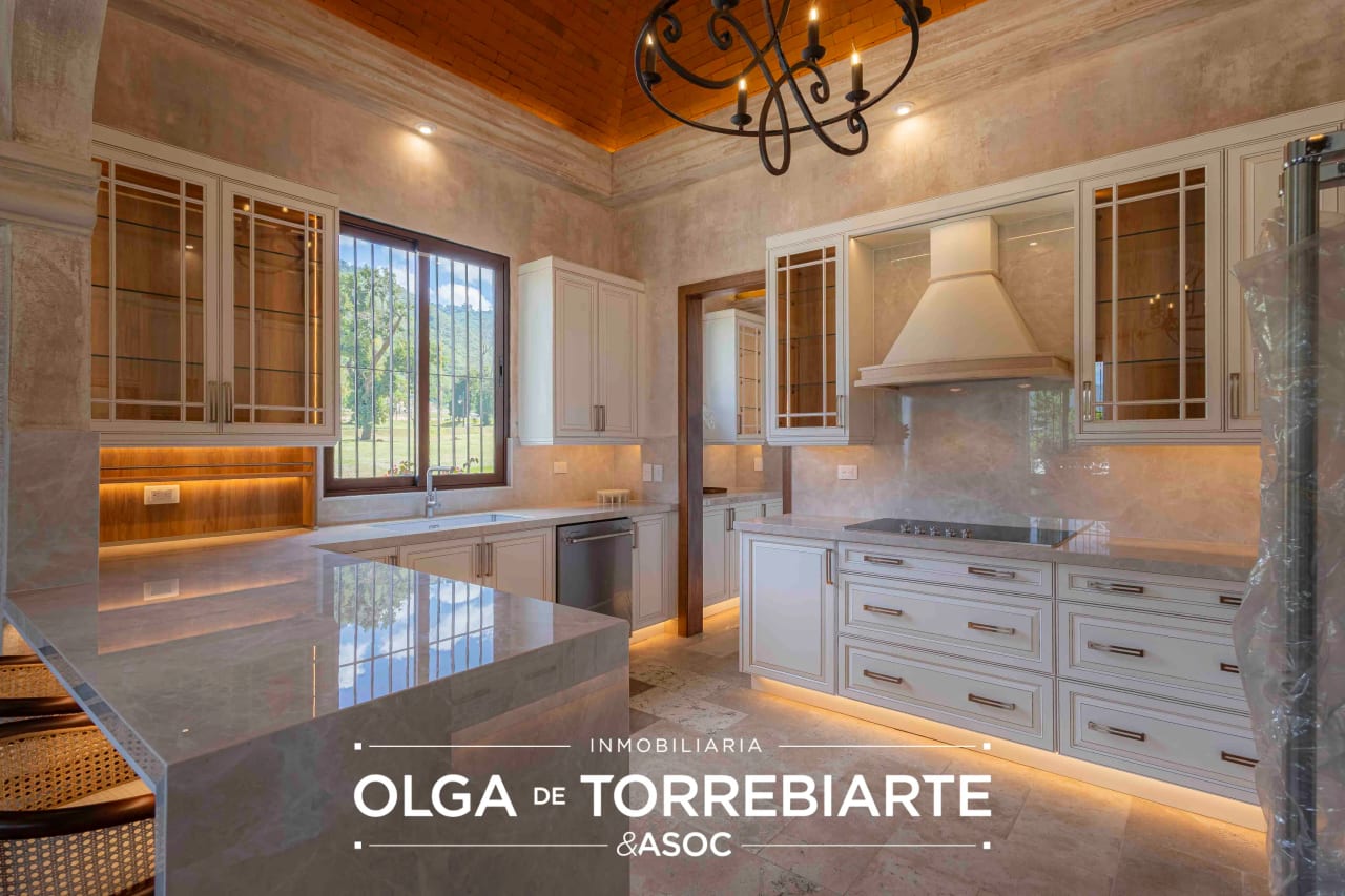Casa en Paseo Antigua, Antigua Guatemala — Casa en Venta en Antigua, Sacatepéquez — foto 3 de 14