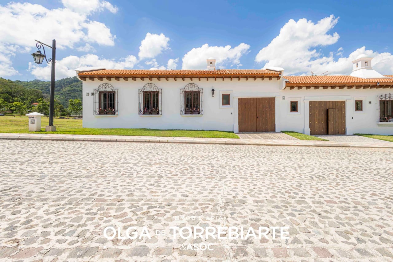 Casa en Paseo Antigua, Antigua Guatemala — Casa en Venta en Antigua, Sacatepéquez — foto 1 de 17