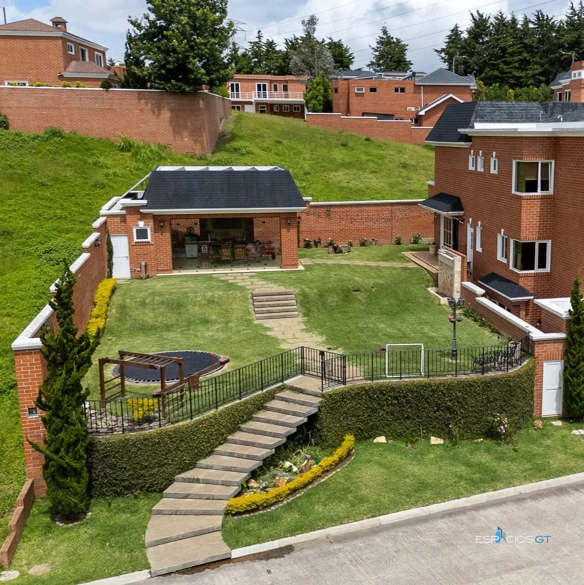 Hermosa casa con amplio jardín y terreno adicional Km. 16.5 CAES — Casa en Venta en Carretera a El Salvador, Guatemala, Ciudad — foto 2 de 7