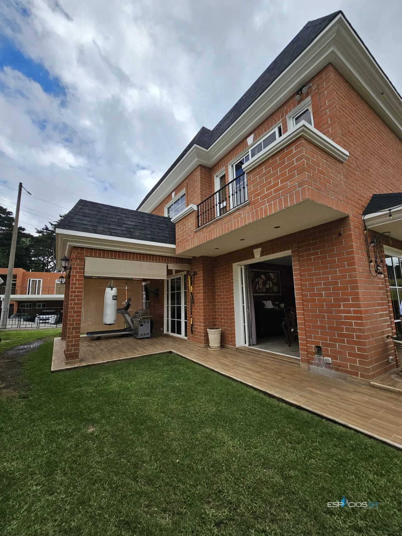 Hermosa casa con amplio jardín y terreno adicional Km. 16.5 CAES — Casa en Venta en Carretera a El Salvador, Guatemala, Ciudad — foto 4 de 7