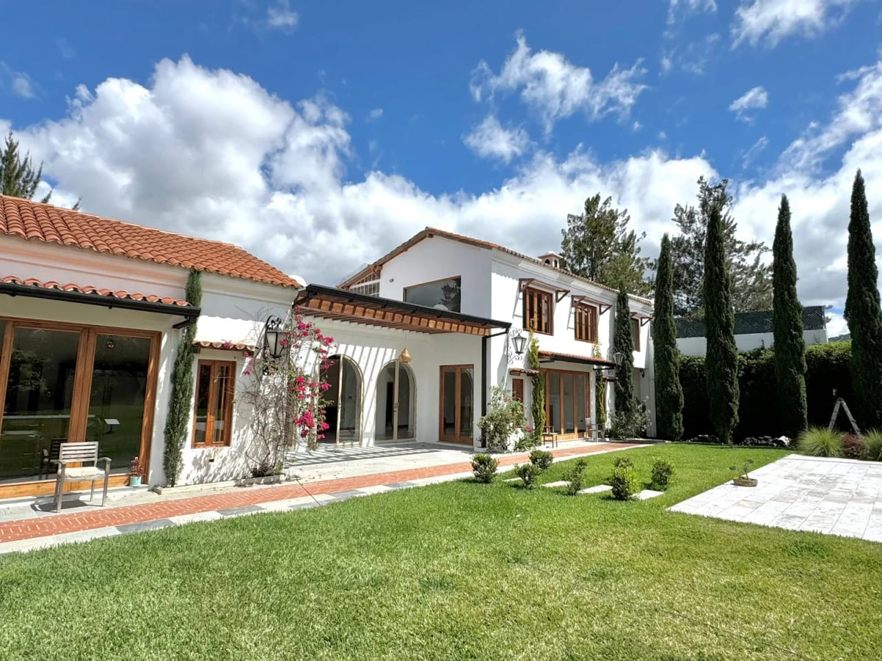 Venta de exclusiva casa en Panorama a 5 minutos de la Antigua — Casa en Venta en Antigua, Sacatepéquez — foto 1 de 17