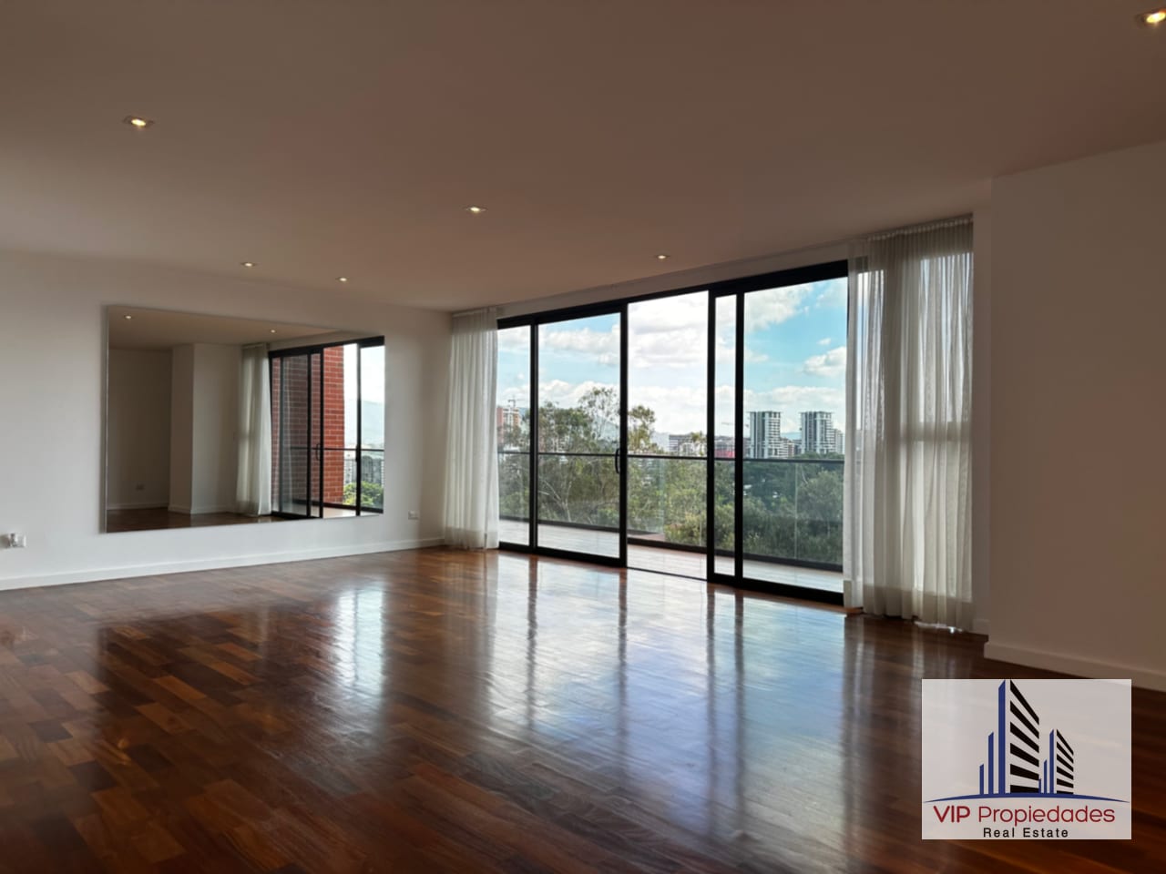 Lucca zona 10, amplio apartamento en alquiler — Apartamento en Alquiler en Lucca, Zona 10, Guatemala, Ciudad — foto 3 de 15
