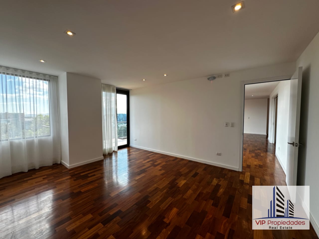 Lucca zona 10, amplio apartamento en alquiler — Apartamento en Alquiler en Lucca, Zona 10, Guatemala, Ciudad — foto 4 de 15