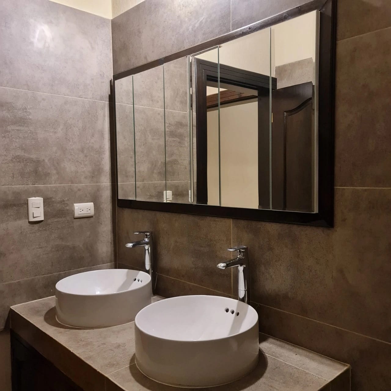 Bella Vista Jocotenango: Lujosa Casa de Esquina sobre Boulevard — Casa en Venta en Jocotenango, Sacatepéquez — foto 6 de 17