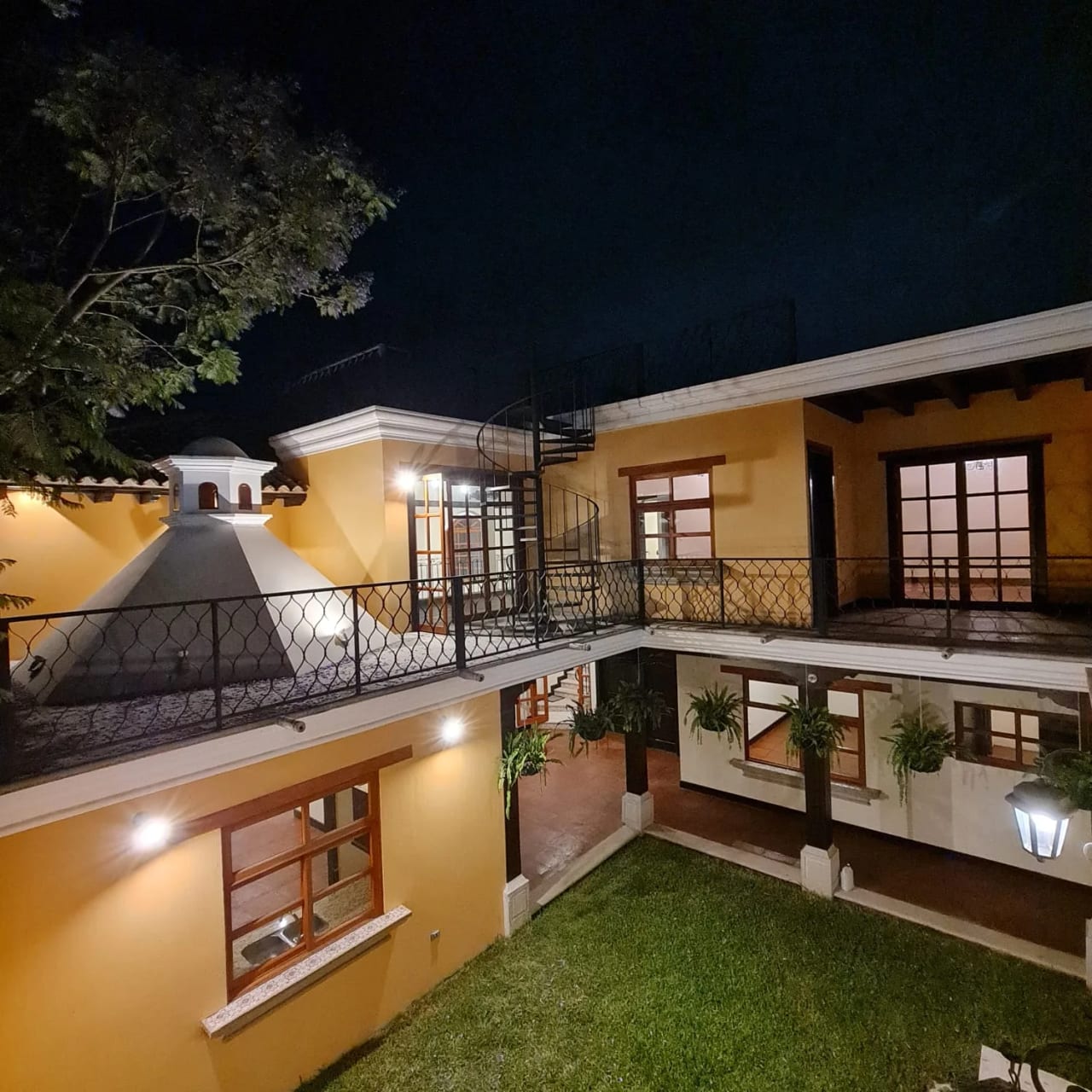 Bella Vista Jocotenango: Lujosa Casa de Esquina sobre Boulevard — Casa en Venta en Jocotenango, Sacatepéquez — foto 12 de 17