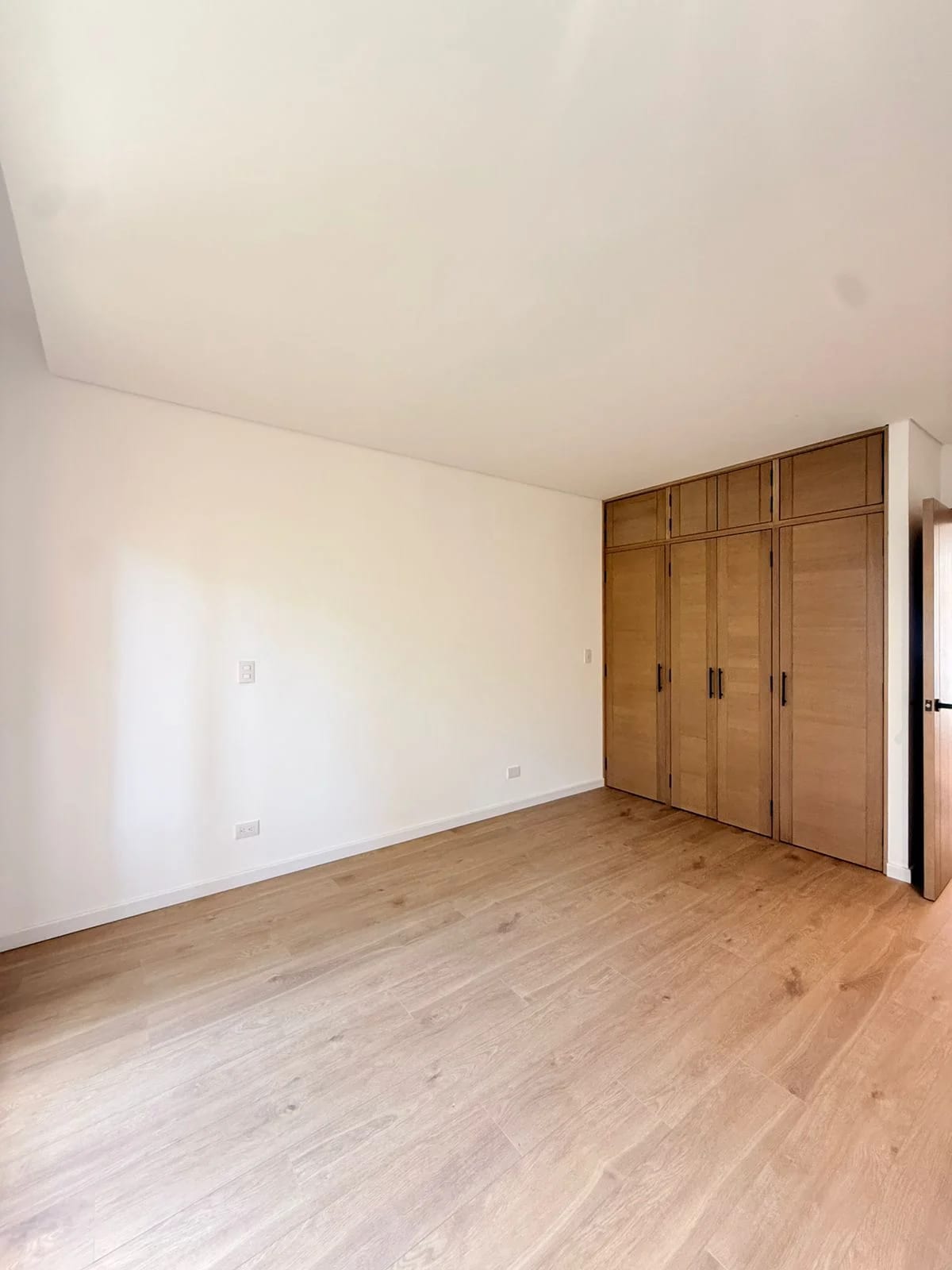 Vendo moderna y lujosa casa en Zona 16 — Casa en Venta en Zona 16, Guatemala, Ciudad — foto 14 de 17