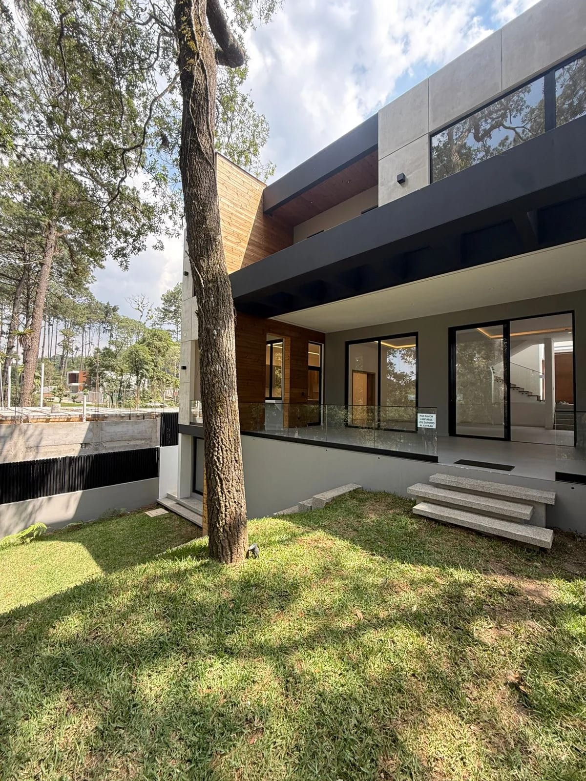 Vendo moderna y lujosa casa en Zona 16 — Casa en Venta en Zona 16, Guatemala, Ciudad — foto 4 de 17