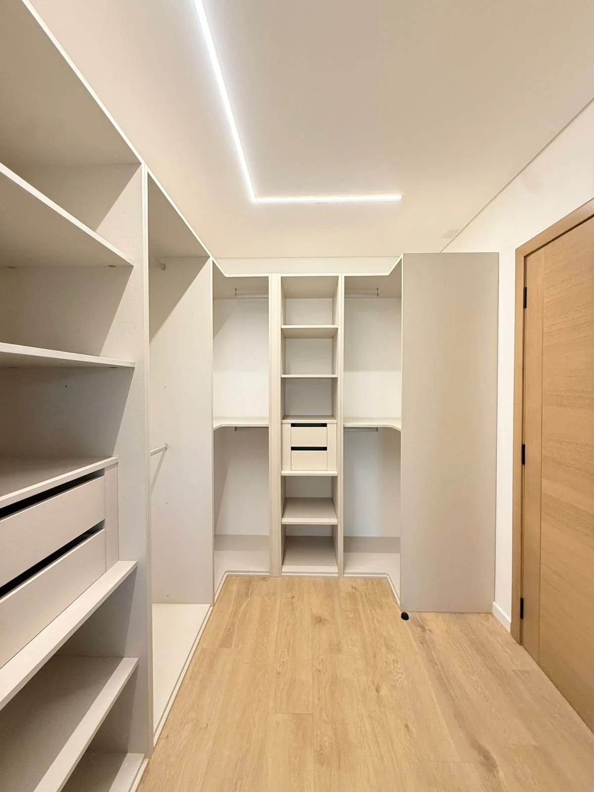 Vendo moderna y lujosa casa en Zona 16 — Casa en Venta en Zona 16, Guatemala, Ciudad — foto 16 de 17