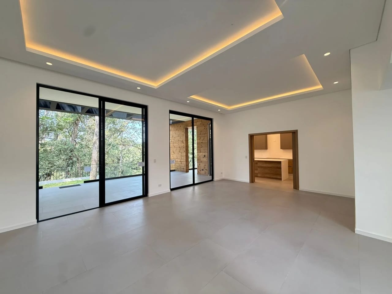 Vendo moderna y lujosa casa en Zona 16 — Casa en Venta en Zona 16, Guatemala, Ciudad — foto 1 de 17