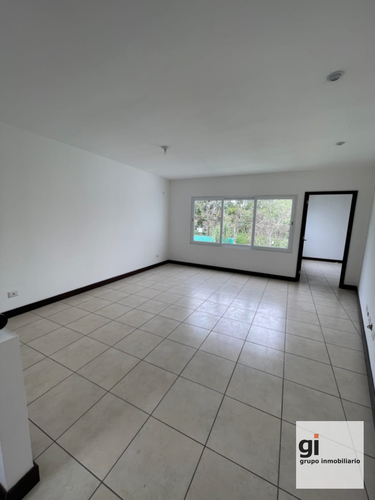Hermosa casa en venta Zona 16.4 dormitorios cada uno con su baño — Casa en Venta en Zona 16, Guatemala, Ciudad — foto 4 de 7