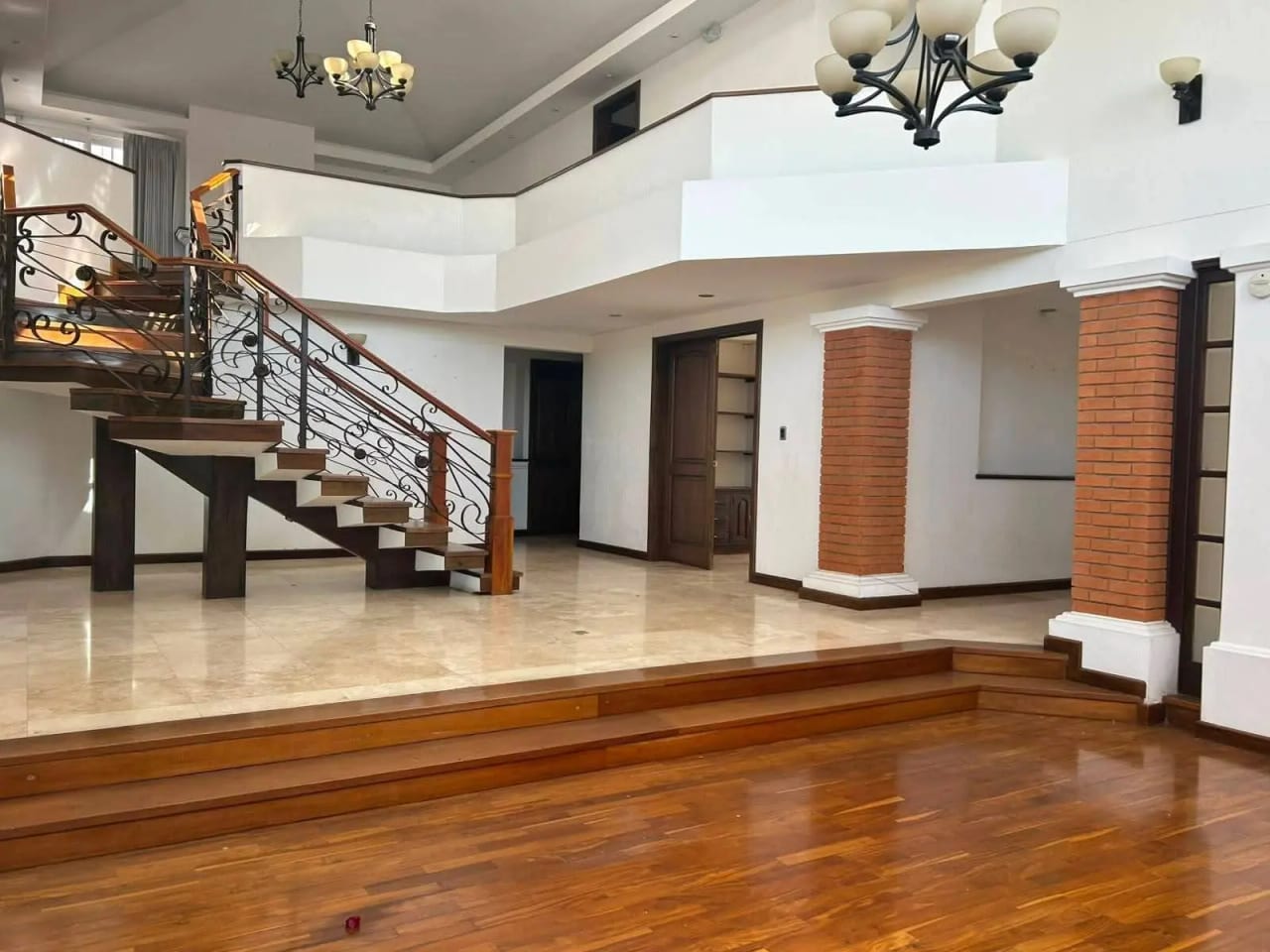 Amplia e iluminada casa en venta y renta, La Montaña zona 16 — Casa en Venta en La Montaña, Zona 16, Guatemala, Ciudad — foto 1 de 9