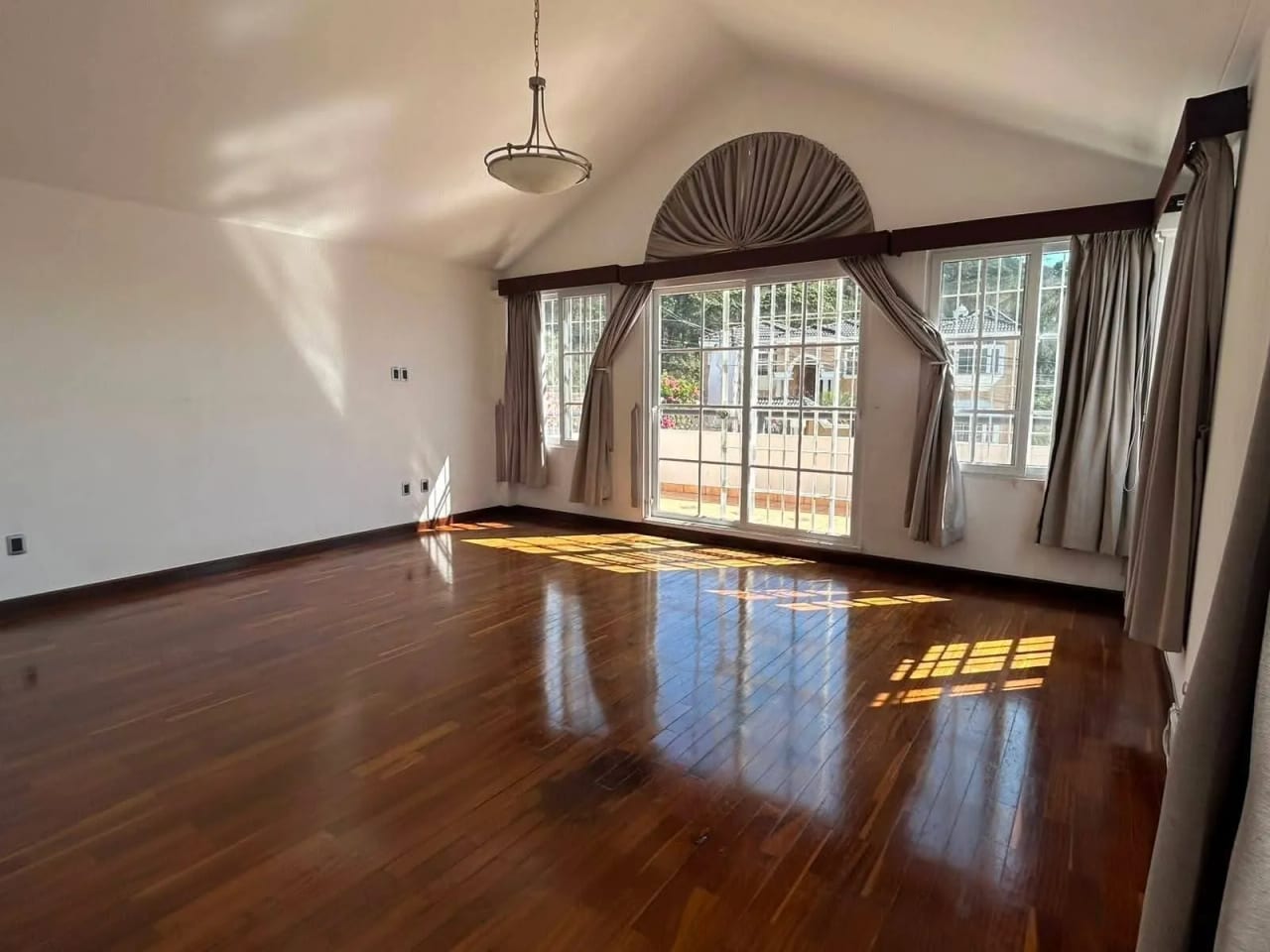 Amplia e iluminada casa en venta y renta, La Montaña zona 16 — Casa en Venta en La Montaña, Zona 16, Guatemala, Ciudad — foto 5 de 9