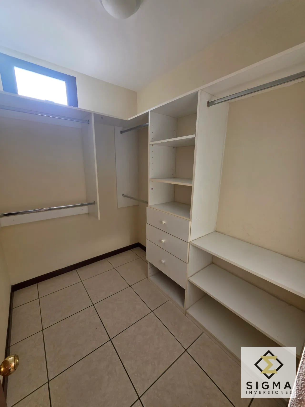 EN VENTA: Amplio apartamento en zona 10, Cerca de la Estación — Apartamento en Venta en Zona 10, Guatemala, Ciudad — foto 13 de 17