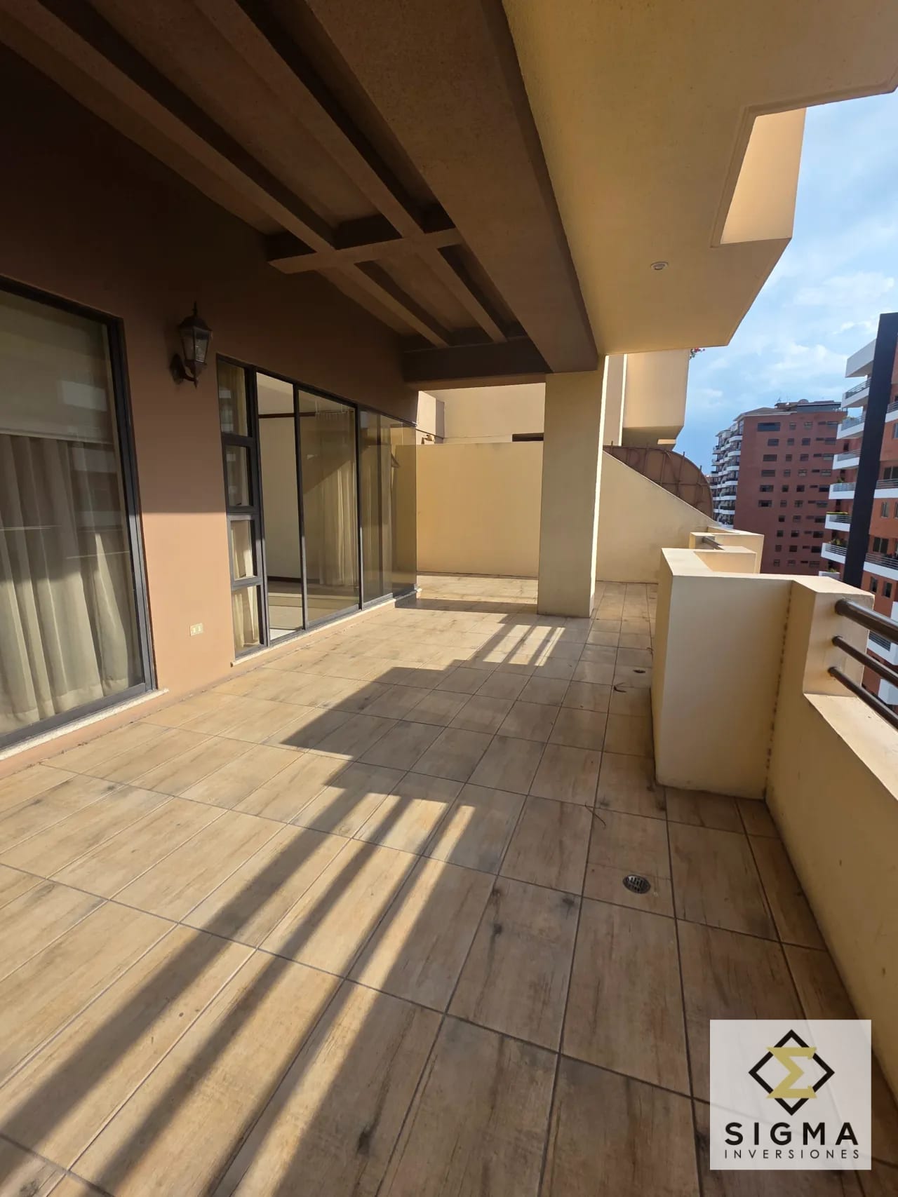 EN VENTA: Amplio apartamento en zona 10, Cerca de la Estación — Apartamento en Venta en Zona 10, Guatemala, Ciudad — foto 16 de 17