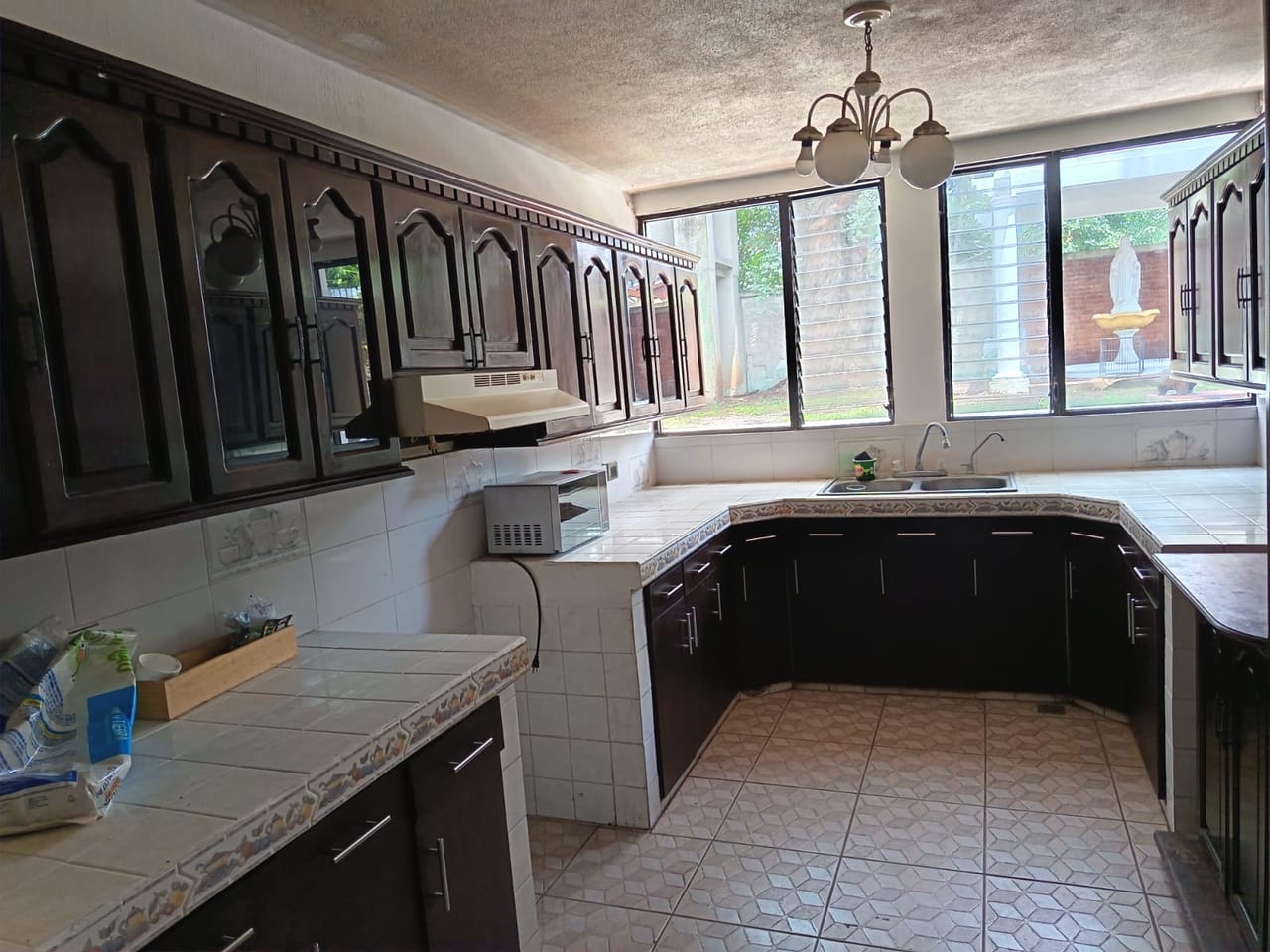 Venta amplia casa para vivienda u oficina zona 15, Colonia Tecún Umán (copia) — Casa en Venta en Zona 15, Guatemala, Ciudad — foto 3 de 17