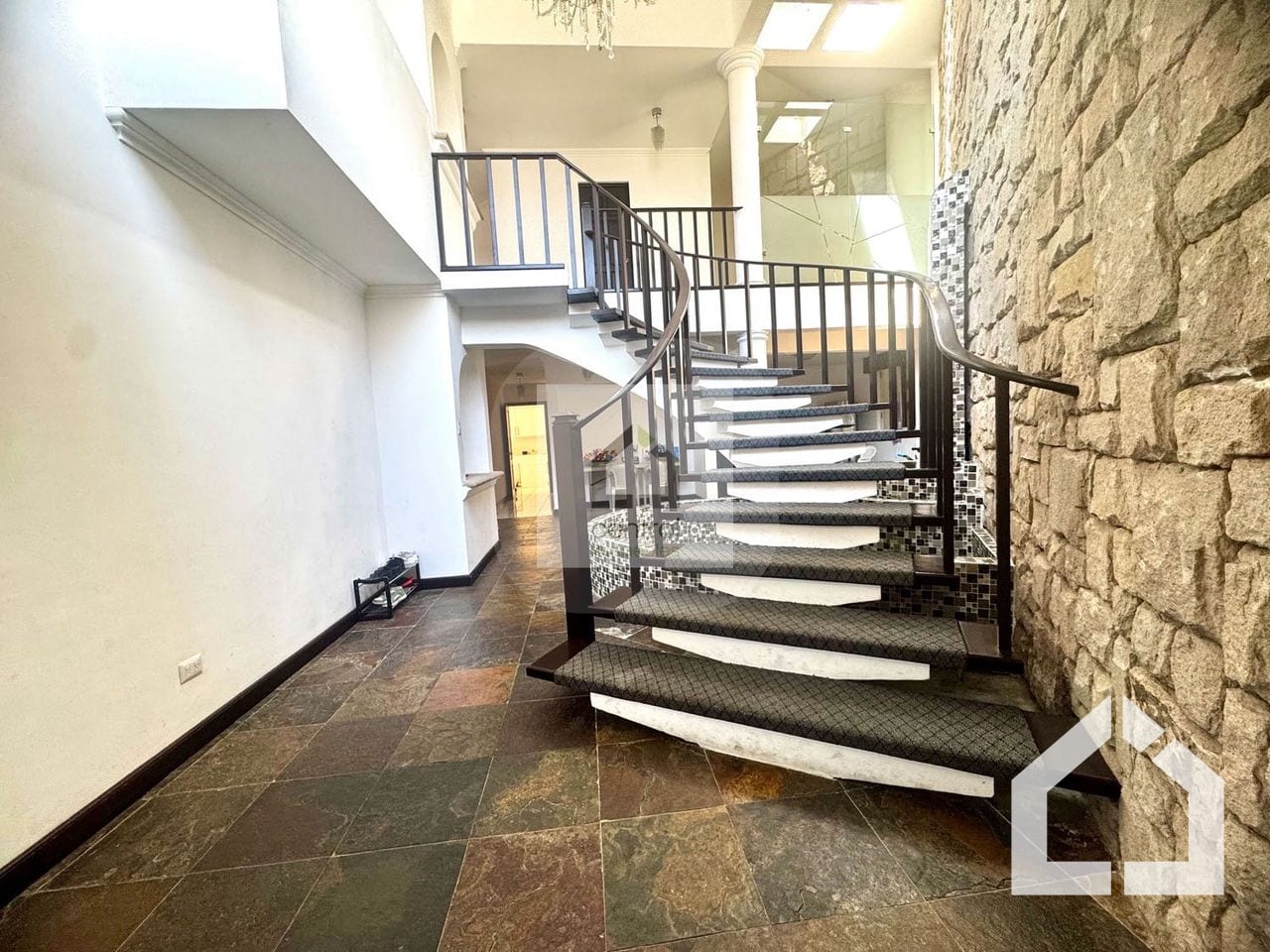 Casa en venta Colonia Sta, Rosalía, Condominio La Laguna — Casa en Venta en Santa Catarina Pinula, Guatemala, Ciudad — foto 2 de 17