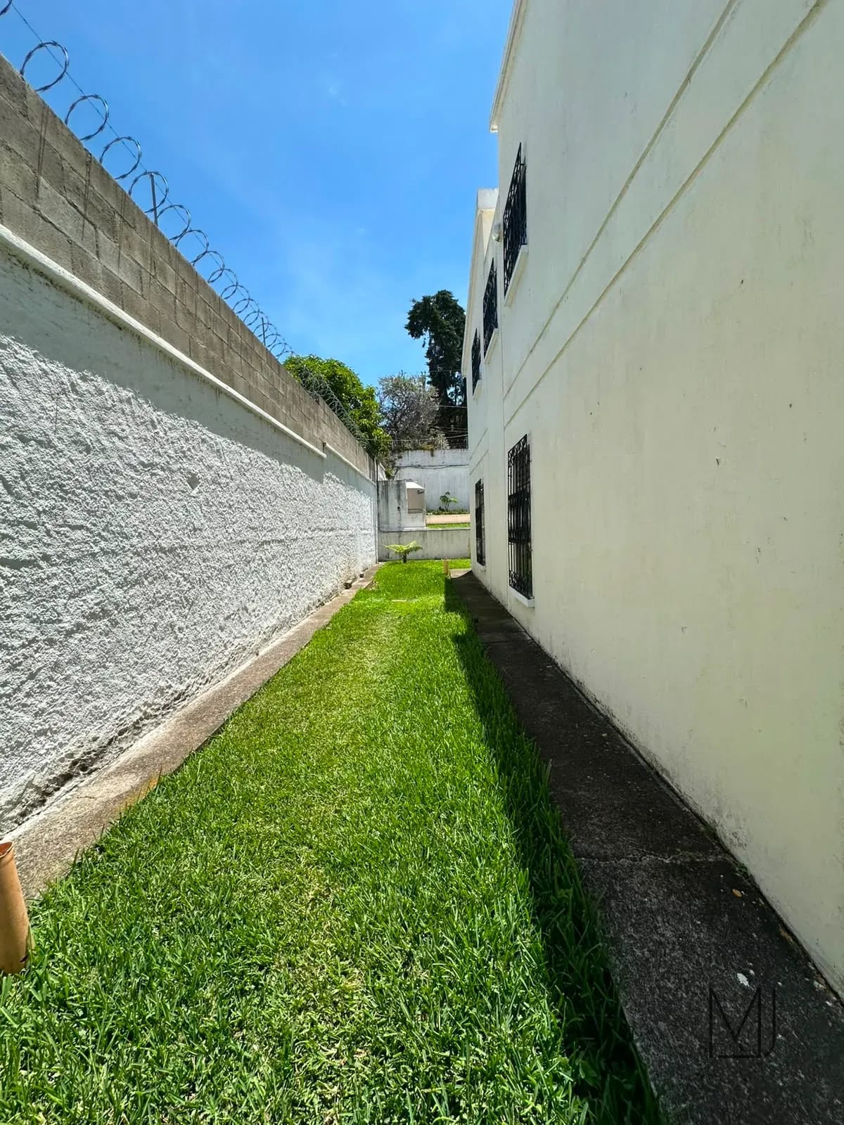 Casa en Venta | San Cristóbal Zona 8 de Mixco | 2 Casas en un Terreno · 10 Parqueos — Casa en Venta en Zona 8 Mixco, Guatemala, Ciudad — foto 2 de 17