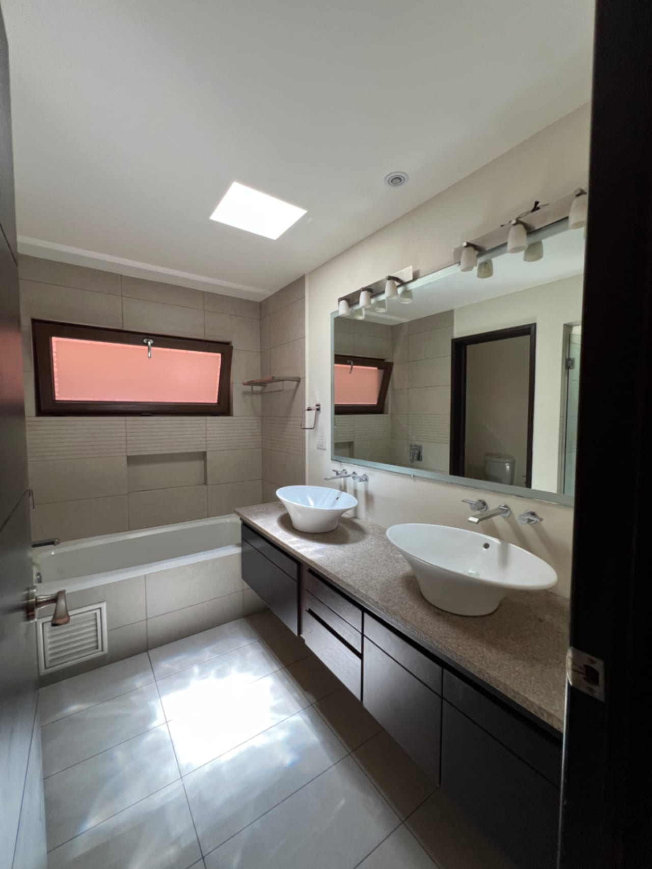 Casa Renta la Joya Zona 10 , 5 Dorm 600 MTS2 $4,350 — Casa en Alquiler en Zona 10, Guatemala, Ciudad — foto 14 de 17