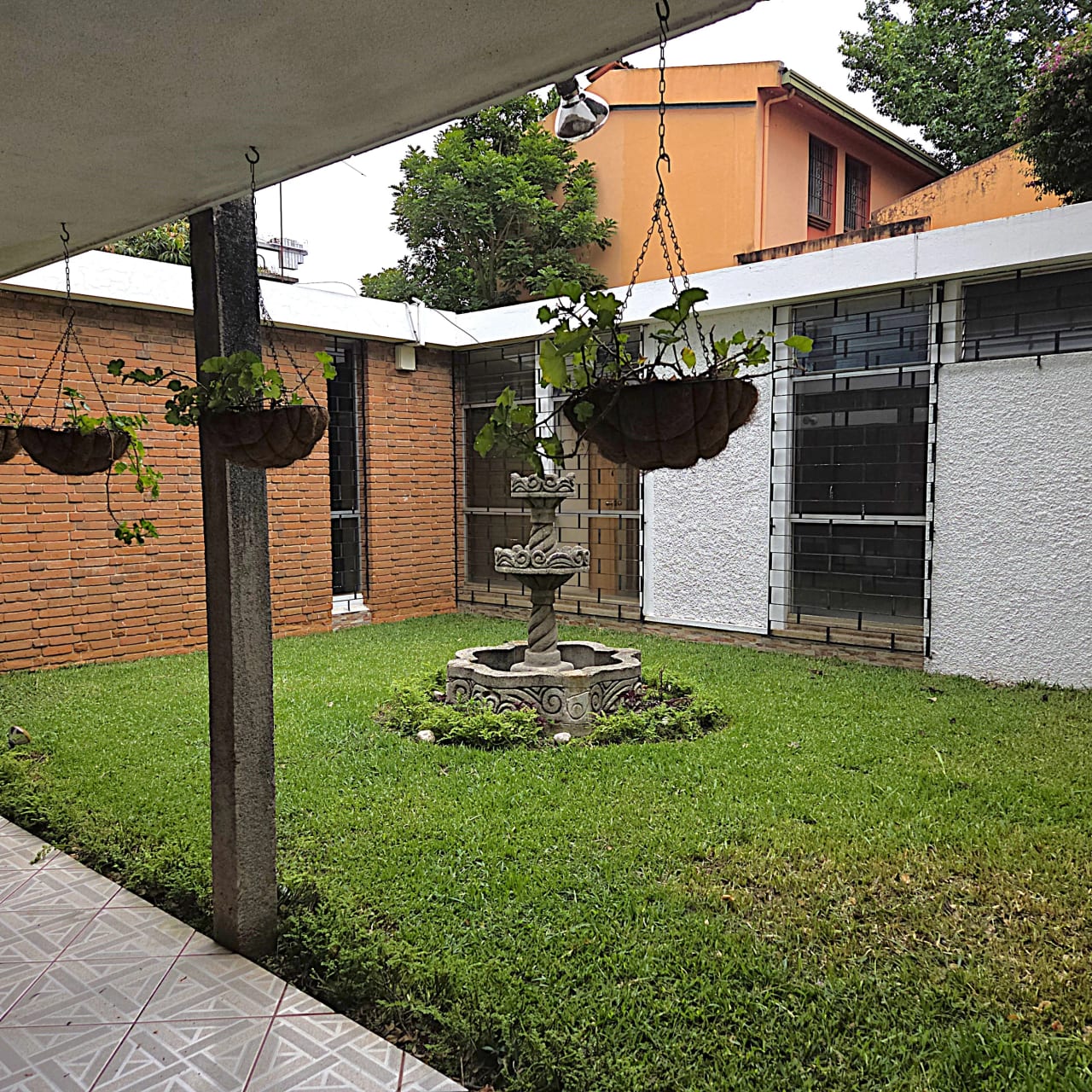 Amplia Casa en Renta Zona 10 — Casa en Alquiler en Zona 10, Guatemala, Ciudad — foto 1 de 18