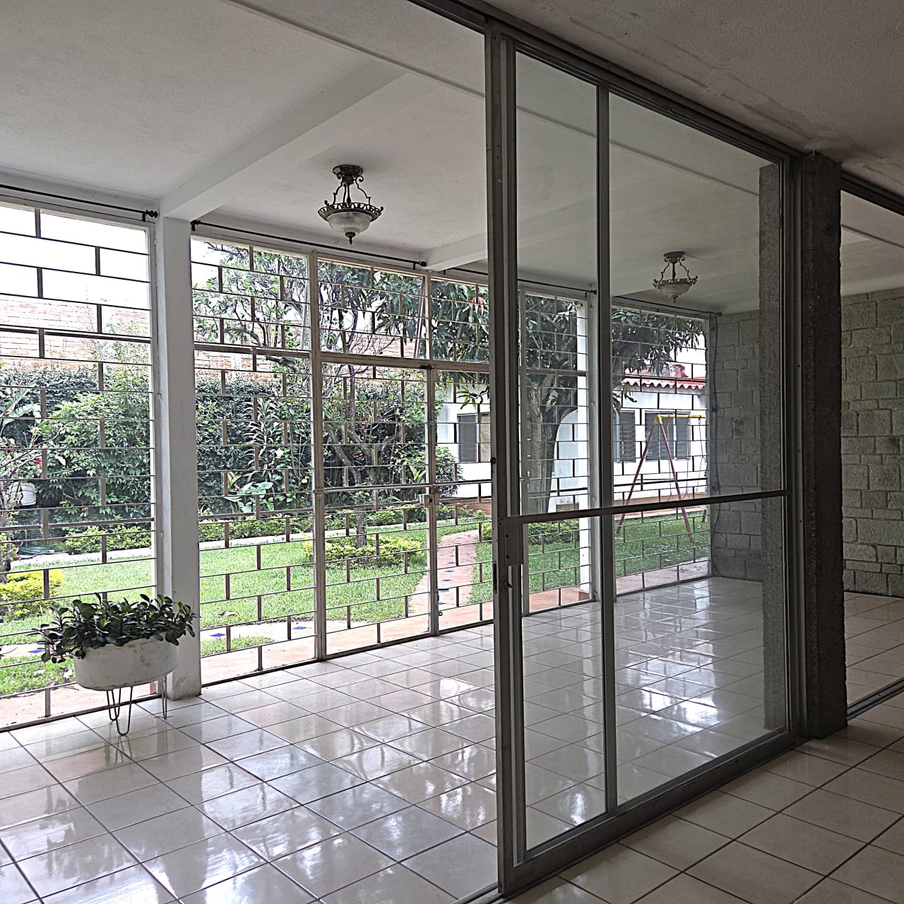 Amplia Casa en Renta Zona 10 — Casa en Alquiler en Zona 10, Guatemala, Ciudad — foto 10 de 18