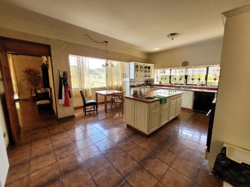 Atención inversionistas: Propiedad cerquísima a la ciudad y con un gran área verde — Casa en Venta en San Lucas Sacatepéquez, Sacatepéquez — foto 13 de 17