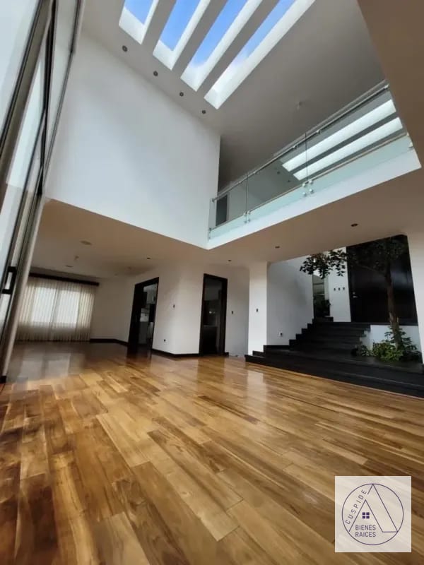 Zona 16 Las Cumbres Bella Residencia en Venta con ganas de hacer negocio. — Casa en Venta en Las Cumbres, Zona 16, Guatemala, Ciudad — foto 1 de 11
