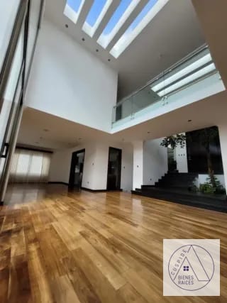 Zona 16 Las Cumbres Bella Residencia en Venta con ganas de hacer negocio. — Casa en Venta en Las Cumbres, Zona 16, Guatemala, Ciudad — miniatura 1 de 11
