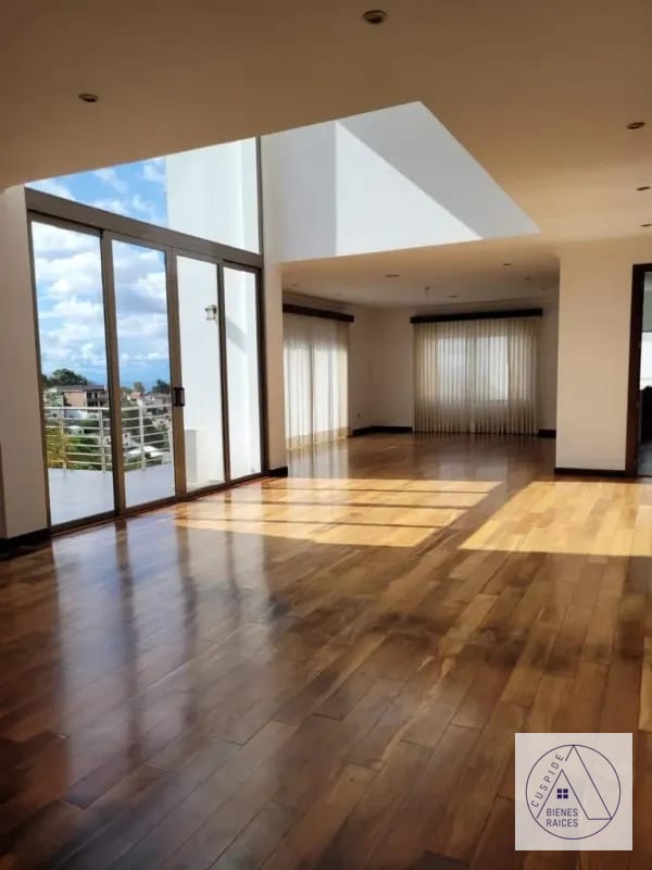 Zona 16 Las Cumbres Bella Residencia en Venta con ganas de hacer negocio. — Casa en Venta en Las Cumbres, Zona 16, Guatemala, Ciudad — foto 2 de 11