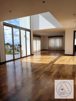 Zona 16 Las Cumbres Bella Residencia en Venta con ganas de hacer negocio. — Casa en Venta en Las Cumbres, Zona 16, Guatemala, Ciudad — miniatura 2 de 11