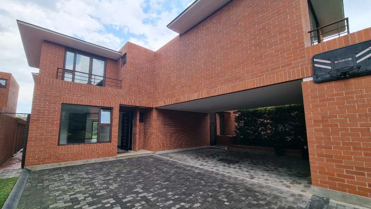 *Vendo Hermosa Casa en Exclusiva Area de Carretera a El Salvador, Residencias Concepción, cluster Camelias* — Casa en Venta en Bromelias Concepcion, Carretera a El Salvador, Guatemala, Ciudad — foto 1 de 17