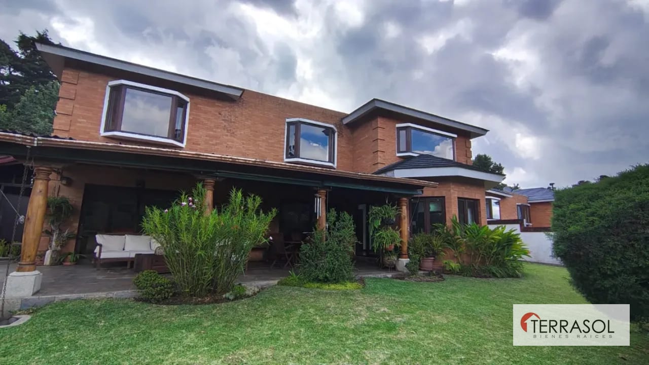 Amplia, moderna y nitida casa en venta en Muxbal — Casa en Venta en Muxbal, Guatemala, Ciudad — foto 1 de 17