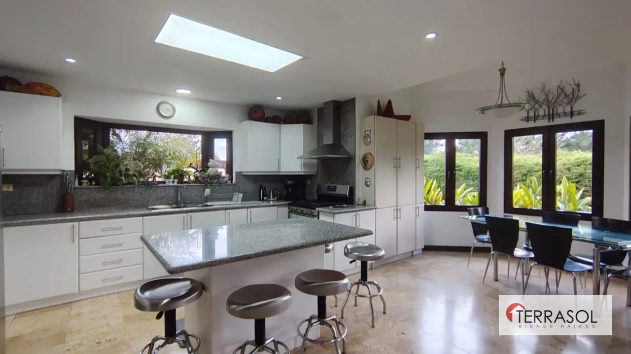 Amplia, moderna y nitida casa en venta en Muxbal — Casa en Venta en Muxbal, Guatemala, Ciudad — foto 2 de 17