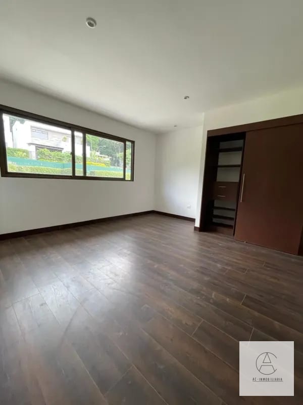 Linda casa con Jardín en venta — Casa en Venta en Santa Catarina Pinula, Guatemala, Ciudad — foto 1 de 17