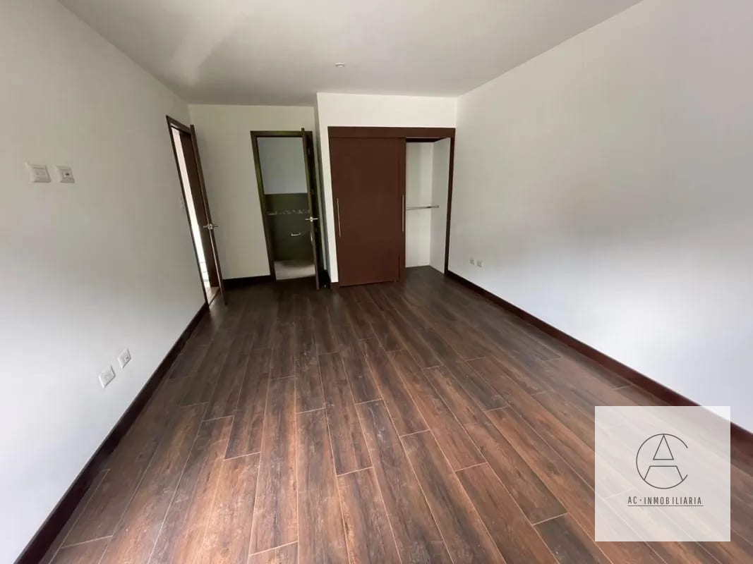 Linda casa con Jardín en venta — Casa en Venta en Santa Catarina Pinula, Guatemala, Ciudad — foto 16 de 17