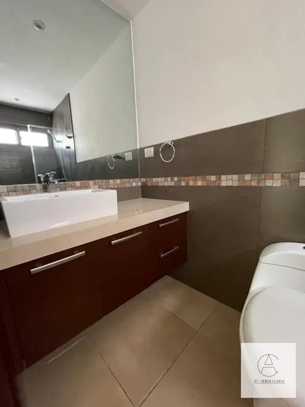 Linda casa con Jardín en venta — Casa en Venta en Santa Catarina Pinula, Guatemala, Ciudad — foto 12 de 17
