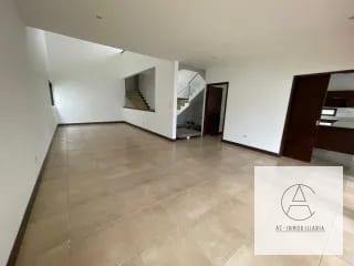 Linda casa con Jardín en venta — Casa en Venta en Santa Catarina Pinula, Guatemala, Ciudad — miniatura 10 de 17