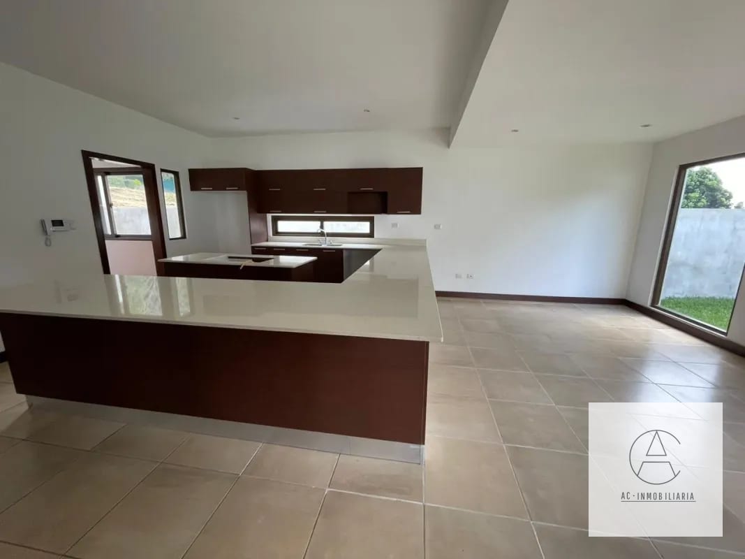 Linda casa con Jardín en venta — Casa en Venta en Santa Catarina Pinula, Guatemala, Ciudad — foto 8 de 17
