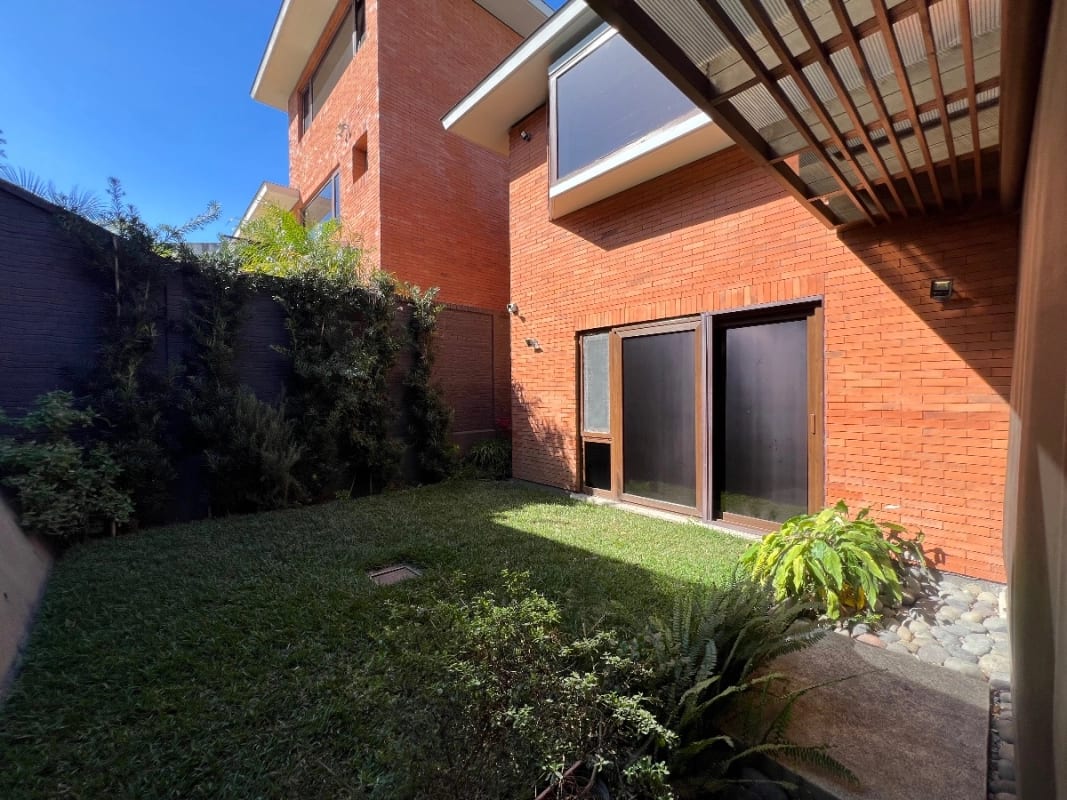 Casa Venta Condominio Exclusivo la Joya Zona 10, 4 Dormitorios, 440 Mts2 , 3.5 BAÑOS~4 Parqueos $1,000,000 Dolares — Casa en Venta en Zona 10, Guatemala, Ciudad — foto 1 de 11