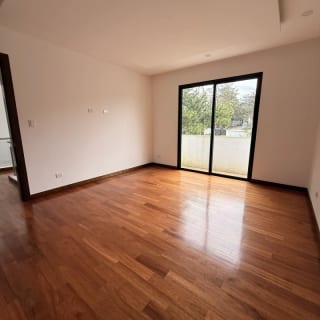 Casa en venta NUEVA | Piscina | Jardín | 5 hab | Sausalito Fraijanes — Casa en Venta en Sausalito, Carretera a El Salvador, Guatemala, Ciudad — miniatura 8 de 16