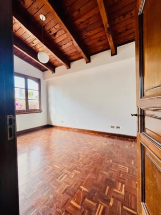 Zona 14 La Villa Vendo casa adentro garita para vivienda u oficinas — Casa en Venta en Zona 14, Guatemala, Ciudad — miniatura 4 de 8