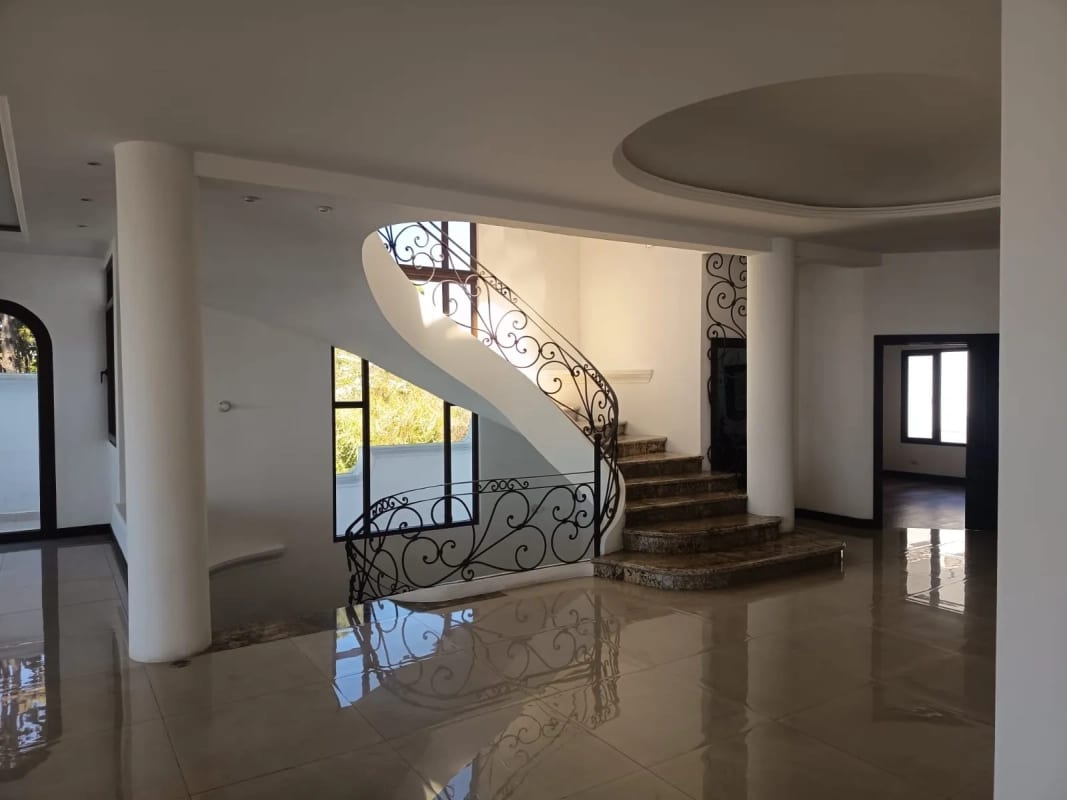 Vendo Espectacular Mansión de Lujo en Altos de Montebello. CAES. — Casa en Venta en Santa Catarina Pinula, Carretera a El Salvador, Guatemala, Ciudad — foto 9 de 17