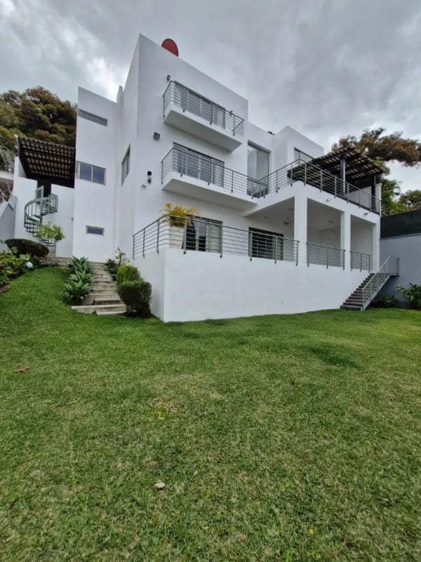 Amplia casa en Las Cumbres zona 16 — Casa en Venta en Las Cumbres, Zona 16, Guatemala, Ciudad — foto 3 de 17