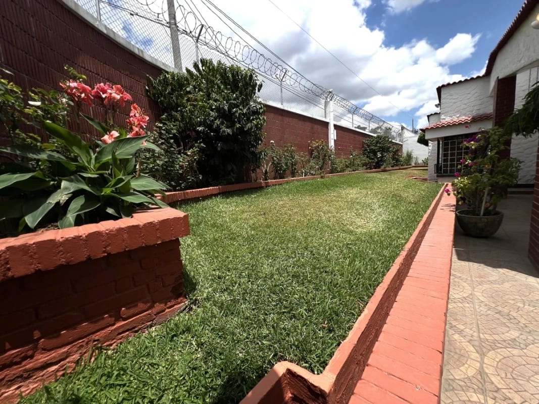 Venta amplia casa estilo Mediterráneo en San Cristóbal, Zona 8 Mixco — Casa en Venta en Zona 8 Mixco, Guatemala, Ciudad — foto 5 de 15